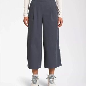 The North Face Gray Wide-Leg Cropped perfect for travel pant